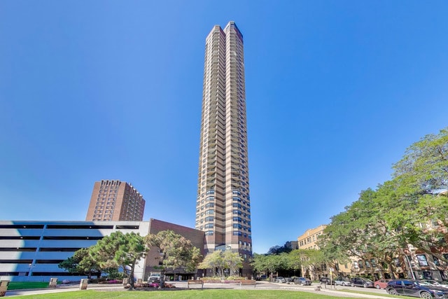 3660 N Lake Shore Dr, Unit 2008 in Chicago, IL - Building Photo - Building Photo