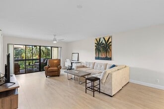 700 Uno Lago Dr in Juno Beach, FL - Foto de edificio - Building Photo