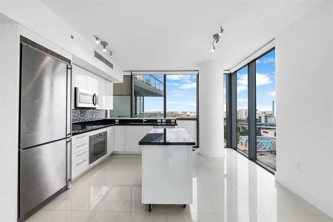 92 SW 3rd St, Unit 2110 in Miami, FL - Building Photo