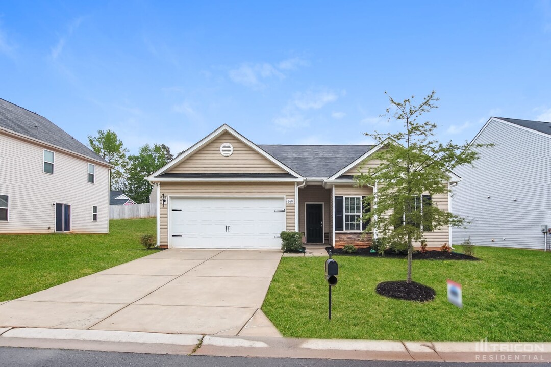 860 Joselynn Drive in Gastonia, NC - Building Photo