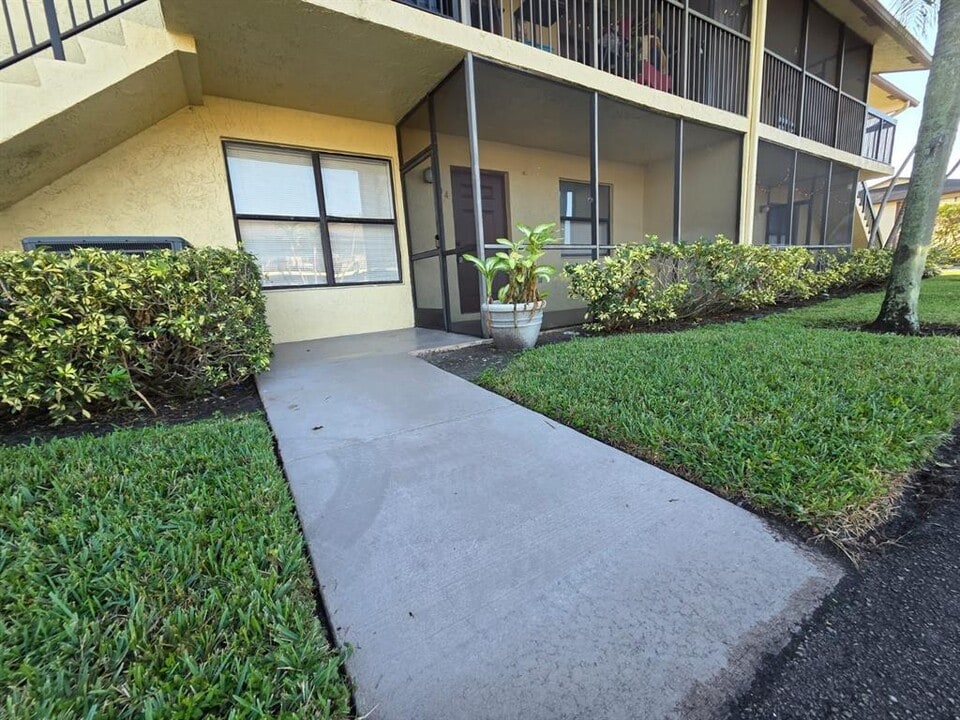 10023 Winding Lake Rd, Unit 104 in Sunrise, FL - Foto de edificio
