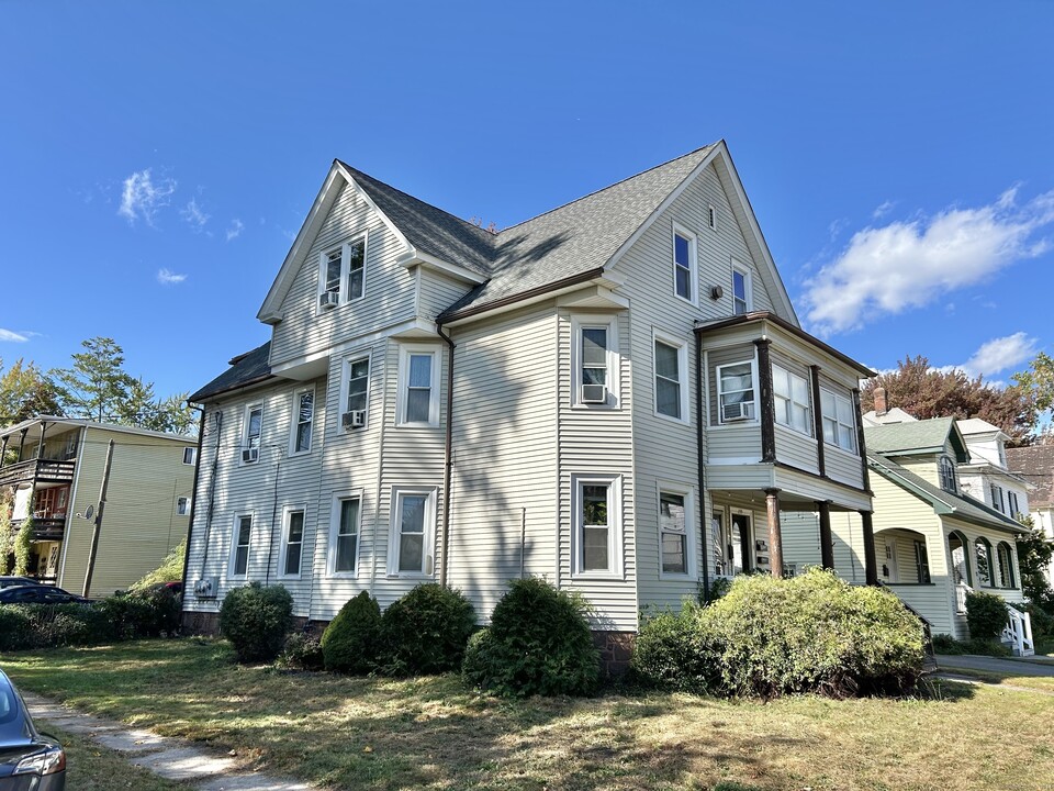 235 Whiting Ln in West Hartford, CT - Building Photo