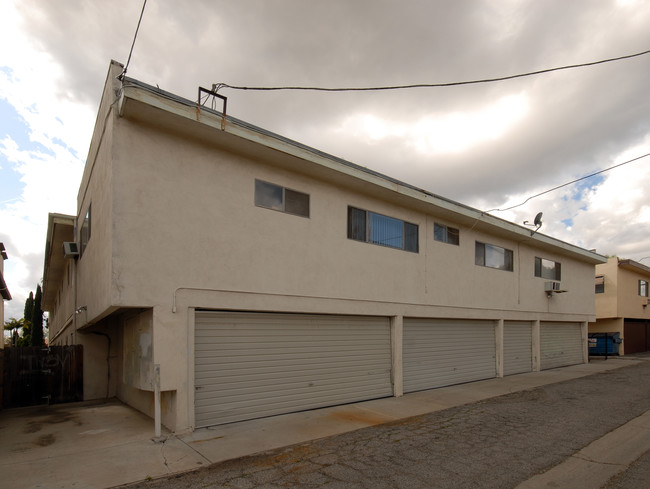 17117 Chatsworth St in Granada Hills, CA - Building Photo - Building Photo