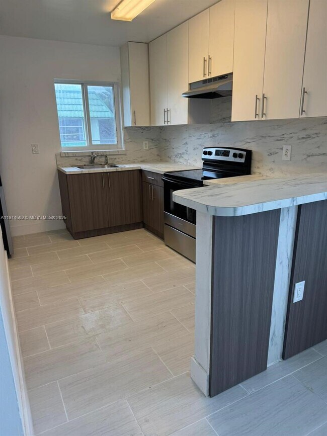 800 NW 44th Ave in Miami, FL - Foto de edificio - Building Photo