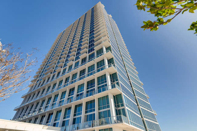 The VUE at Lake Eola in Orlando, FL - Building Photo - Building Photo