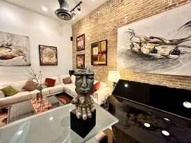 319 S Flores St in San Antonio, TX - Building Photo