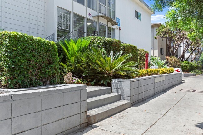 Welcome Home || Apply Now || Newly Remodeled in Los Angeles, CA - Foto de edificio - Building Photo