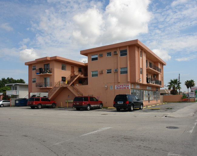 3800 E 4th Ave in Hialeah, FL - Foto de edificio - Building Photo