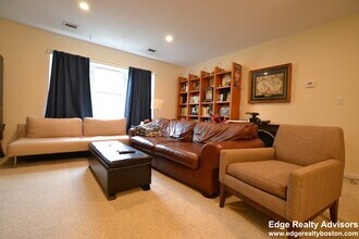 34 Lake Shore Terrace, Unit 3 in Boston, MA - Foto de edificio - Building Photo