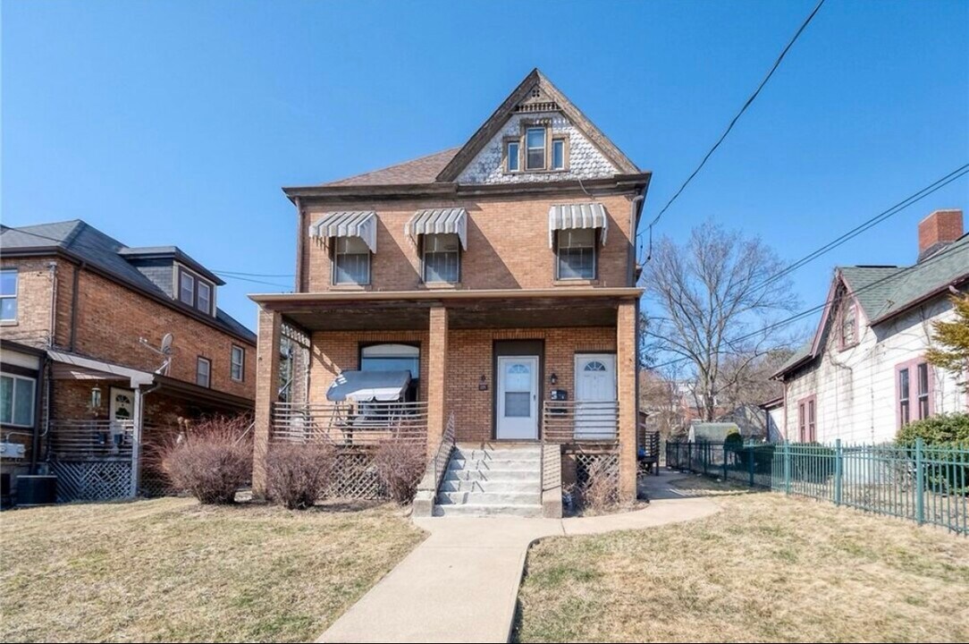 225 Freeport Rd, Unit 1 in Blawnox, PA - Building Photo