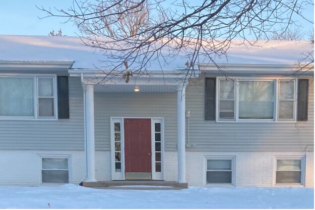20 W Zeller St in North Liberty, IA - Foto de edificio