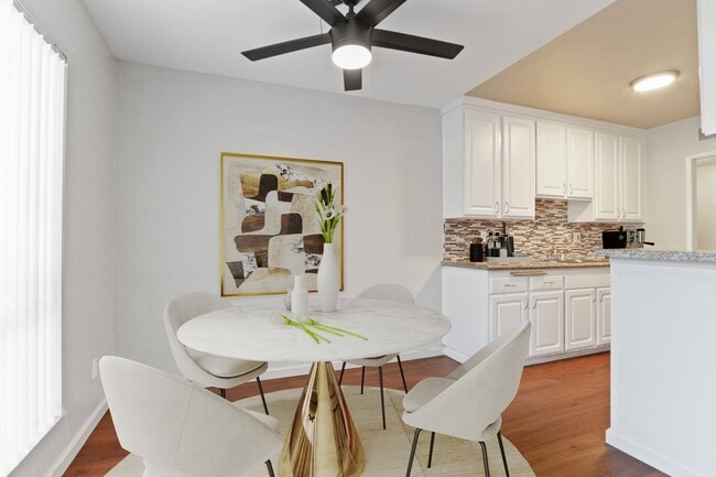 Monterra Ridge Apartments in Canoga Park, CA - Foto de edificio - Building Photo