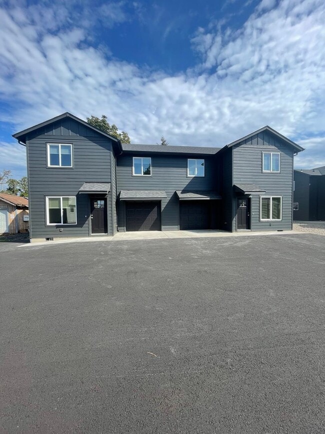 163 W C St in Lebanon, OR - Building Photo - Building Photo