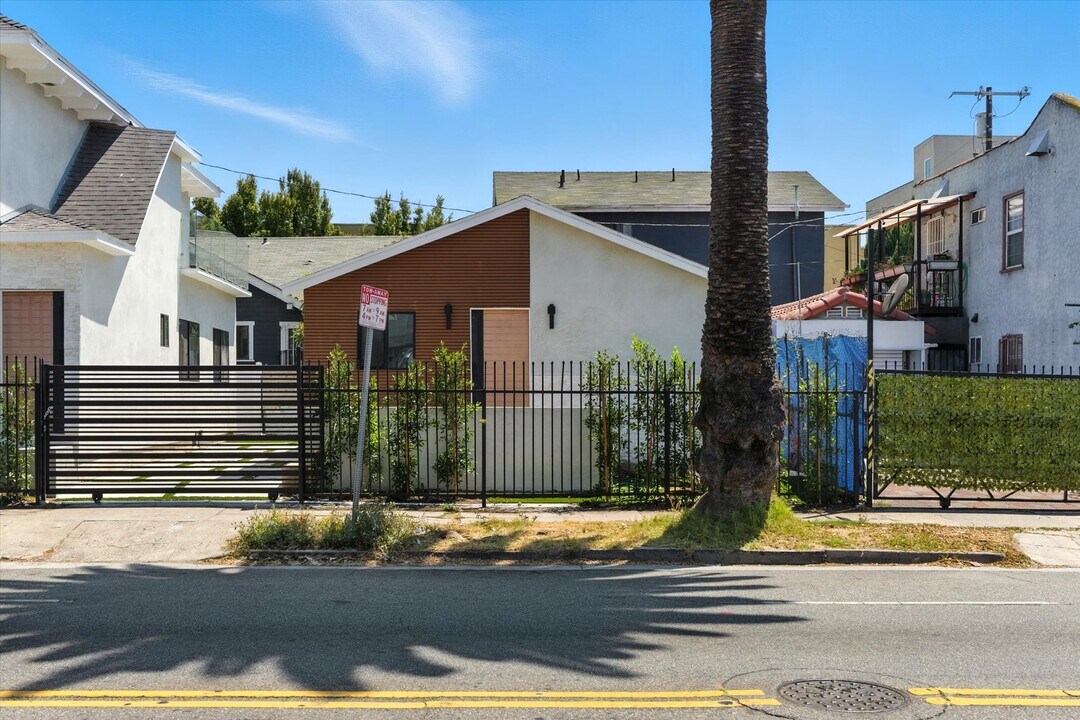 1170 N Wilton Pl in Los Angeles, CA - Foto de edificio