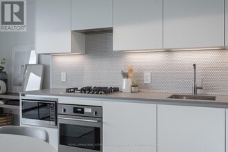 2720 Dundas St W in Toronto, ON - Building Photo - Building Photo