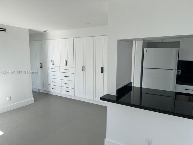 360 Meridian Ave in Miami Beach, FL - Foto de edificio - Building Photo