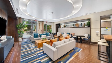 MAA Carlyle Square in Alexandria, VA - Building Photo - Building Photo