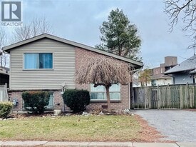 8125 Little River Rd in Windsor, ON - Building Photo