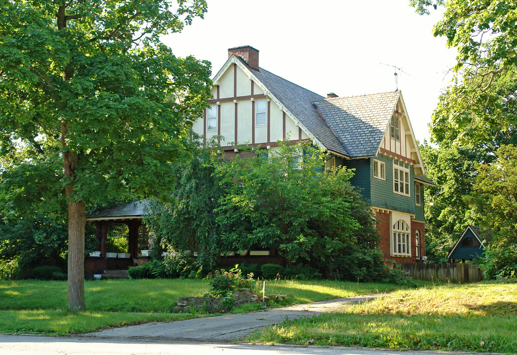 253 Park Ave in Youngstown, OH - Building Photo