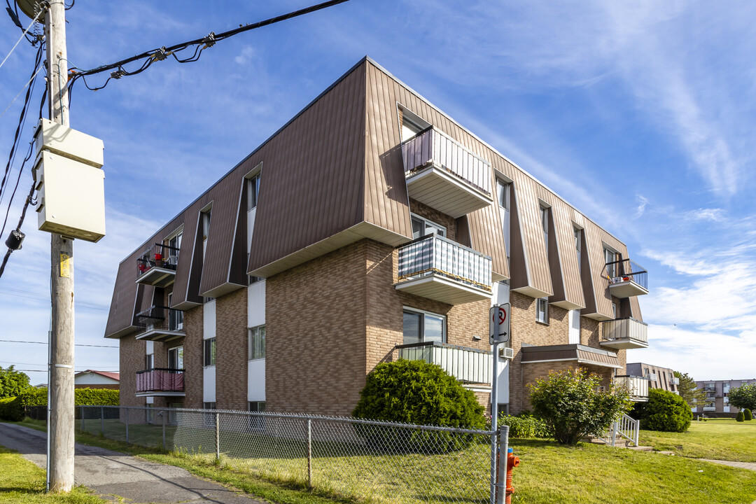 5930 Milan in Brossard, QC - Building Photo
