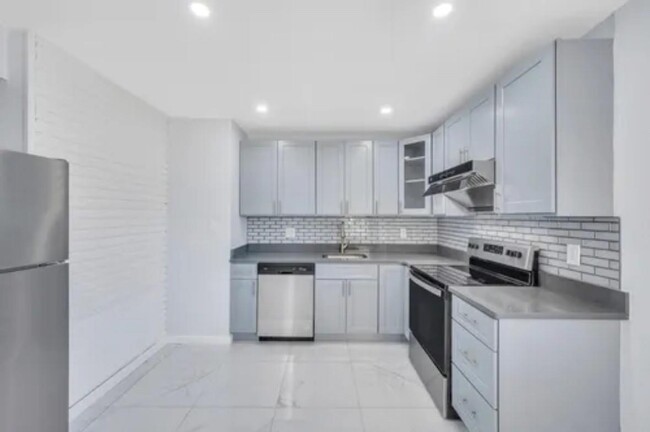 31 Gleaner Ln in Levittown, NY - Building Photo - Building Photo