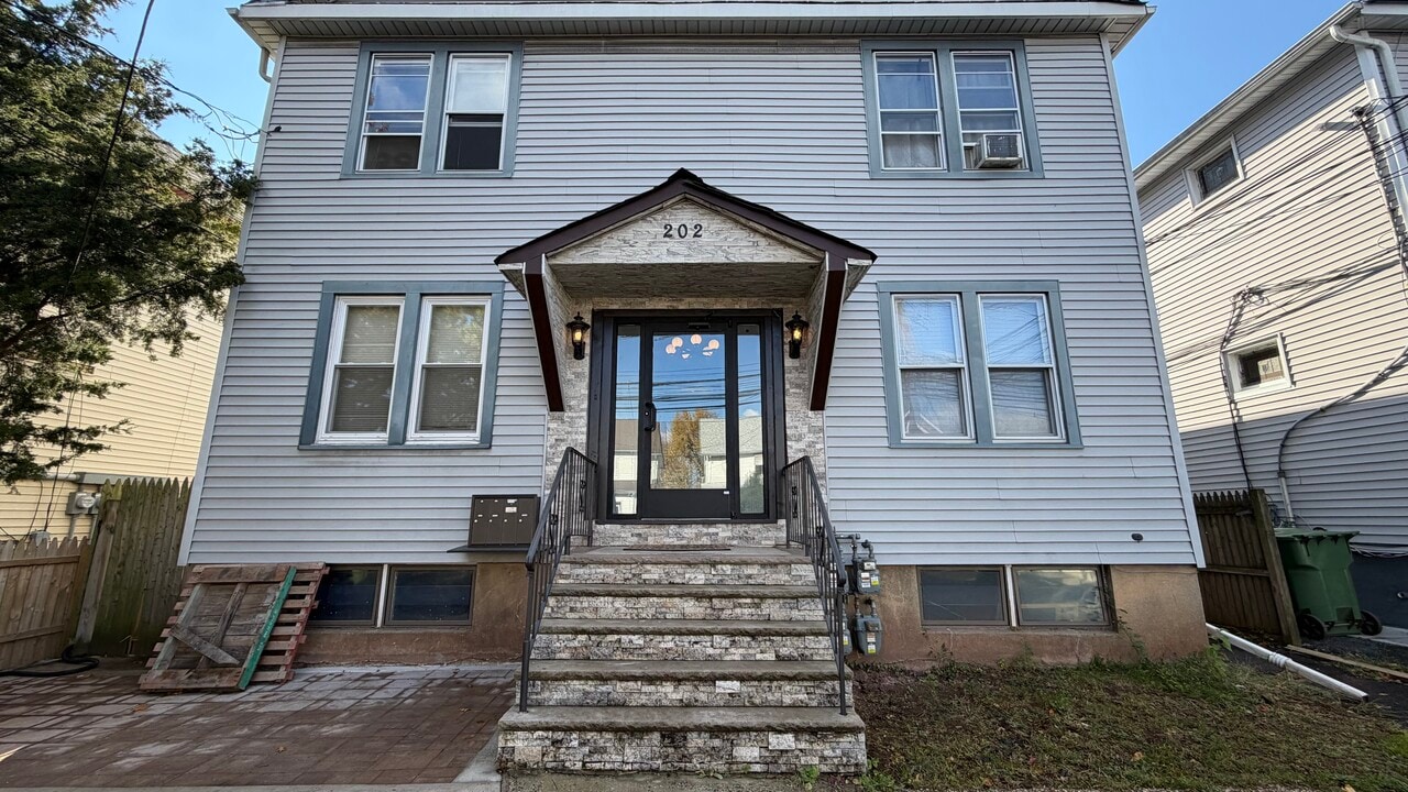 202 S Stiles St, Unit 2L in Linden, NJ - Foto de edificio