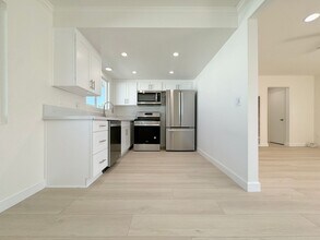 7241 Elk Cir in Huntington Beach, CA - Building Photo - Building Photo