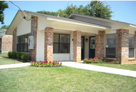 Highland Oaks in Floresville, TX - Building Photo