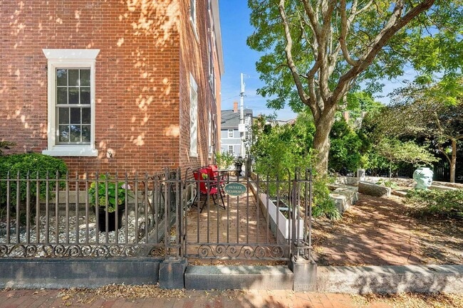 147 State St, Unit 4 in Portsmouth, NH - Building Photo - Building Photo