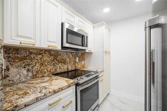 7105 Miami Lakes Dr in Miami Lakes, FL - Building Photo - Building Photo