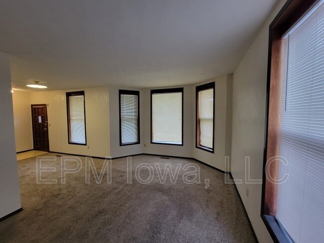306 1/2 1st St SE in Oelwein, IA - Building Photo - Building Photo