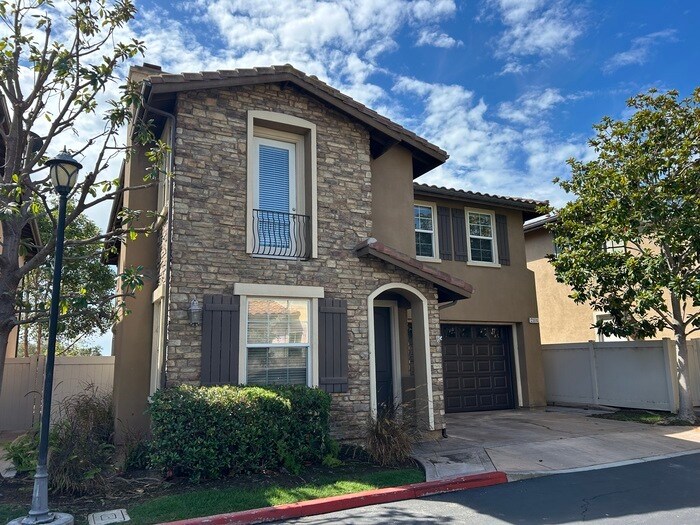 2101 Canyon Cir in Costa Mesa, CA - Building Photo