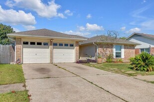 10007 Kirkbluff Dr in Houston, TX - Building Photo
