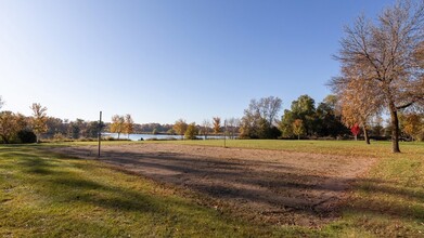 ReNew at Neill Lake in Eden Prairie, MN - Foto de edificio - Building Photo