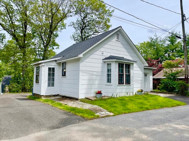 17 Warren Rd in Wolcott, CT - Building Photo - Building Photo