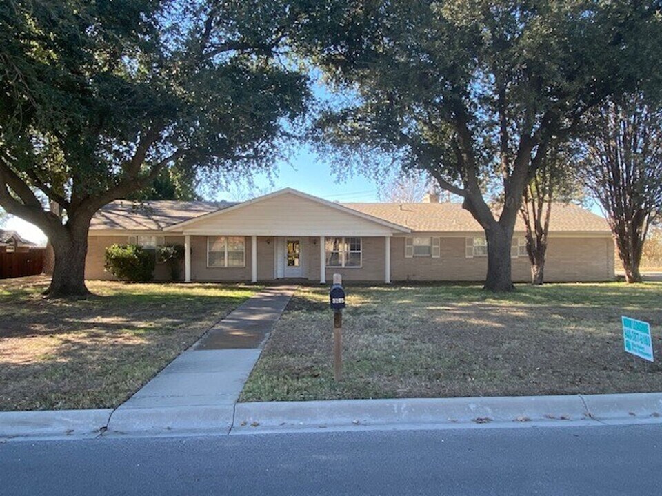 3205 Darby Ln in Denton, TX - Building Photo