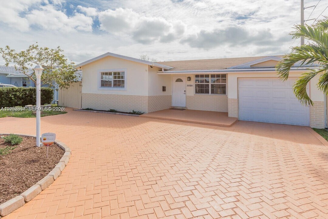 5520 Hayes St in Hollywood, FL - Building Photo