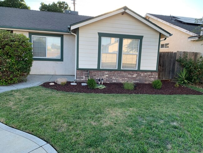 2946 Tarragon Ave in Hanford, CA - Building Photo - Building Photo