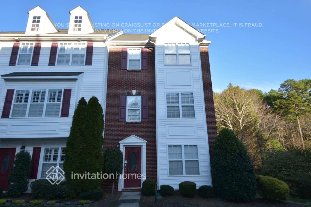 10045 Treeside Ln in Matthews, NC - Foto de edificio