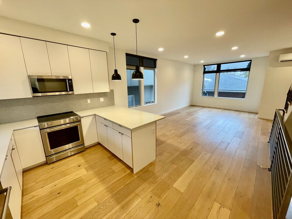 6010B California Ave SW in Seattle, WA - Building Photo