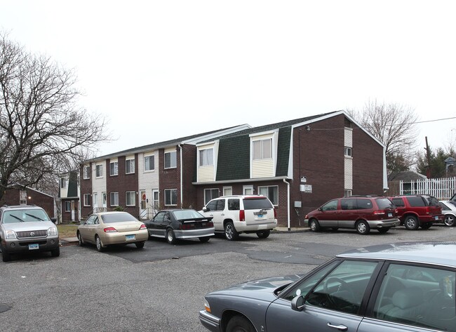 1083 Bank St in Waterbury, CT - Foto de edificio - Building Photo