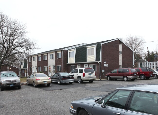 1083 Bank St in Waterbury, CT - Building Photo - Building Photo