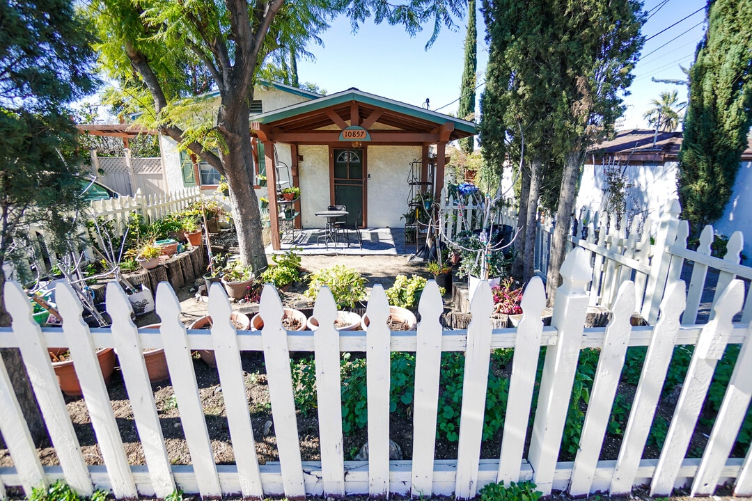 10857 Mount Gleason Ave in Sunland, CA - Foto de edificio