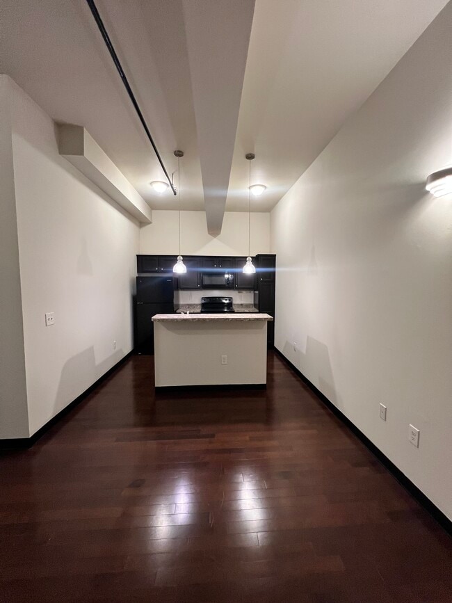 602 N Queen St, Unit 3 studio