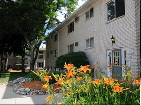 Auburn Place Apartments in East Lansing, MI - Foto de edificio - Building Photo