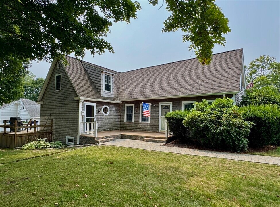 28 Glen St in Whitman, MA - Building Photo