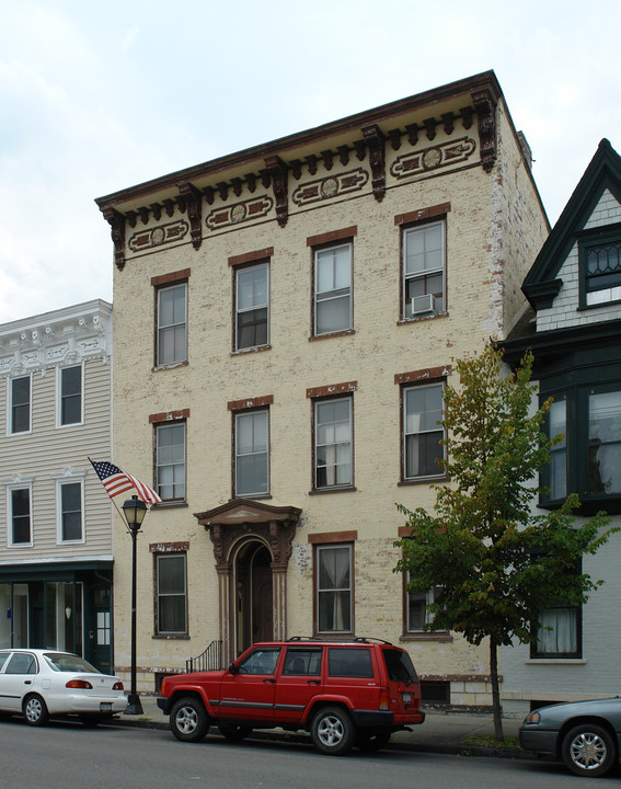 241 Warren St in Hudson, NY - Building Photo