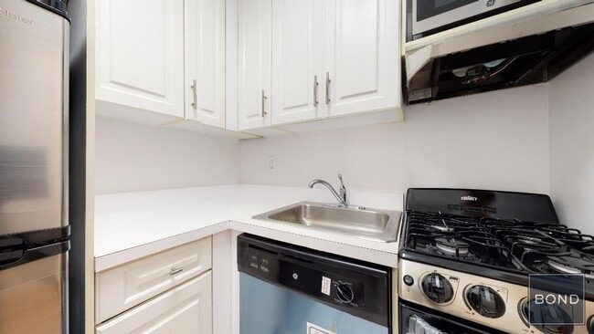 229 E 80th St in New York, NY - Building Photo - Building Photo