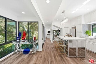 2350 Benedict Canyon Drive in Beverly Hills, CA - Building Photo - Building Photo