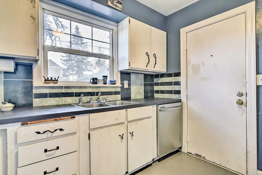 8311 NE Sacramento St in Portland, OR - Building Photo